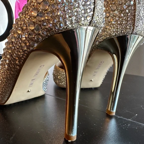 Gorgeous Bini’s! Studded rhinestones(firmly affixed)Gold heels, Sz 8 worn once. - Picture 5 of 8